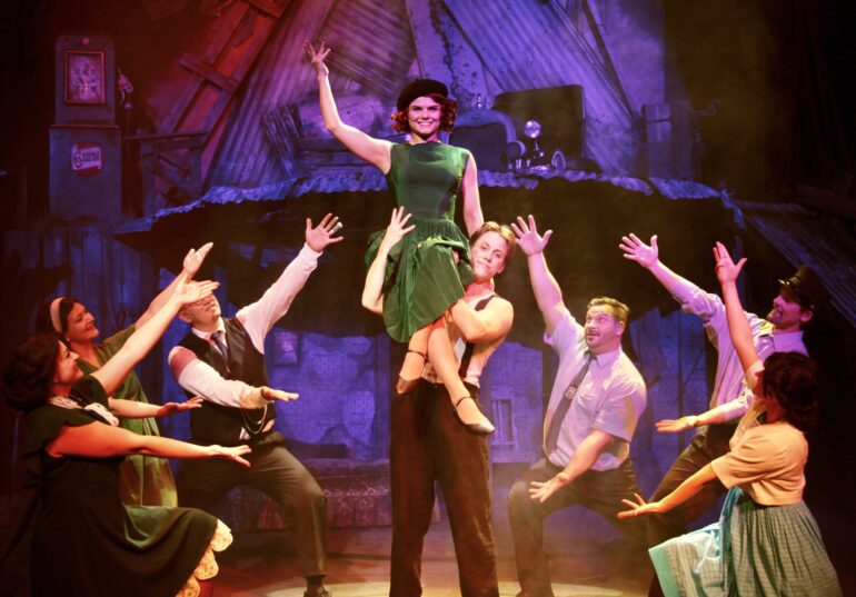 Kuvassa Bonnie, Clyde ja tanssijat.