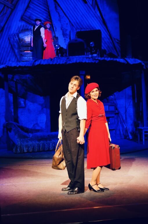 Kuvassa nuoret Bonnie ja Clyde sekä aikuiset Bonnie ja Clyde.