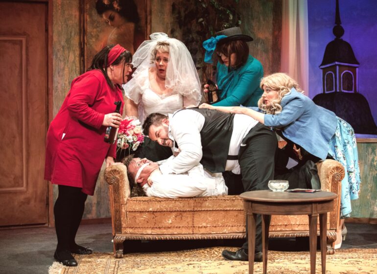 Täydelliset häät: Malla, Mika, Tommi, Salla, Kirsi ja Kirsin äiti