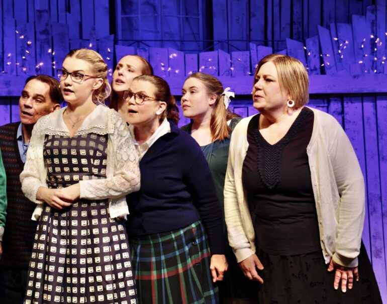 Kuorolaiset (etuvas.: Lotta Stenman, Laura Lavikainen, Riikka Kiiskinen. Takavas.: Janne Lumme, Sanni Saari, Noora Tukiainen)