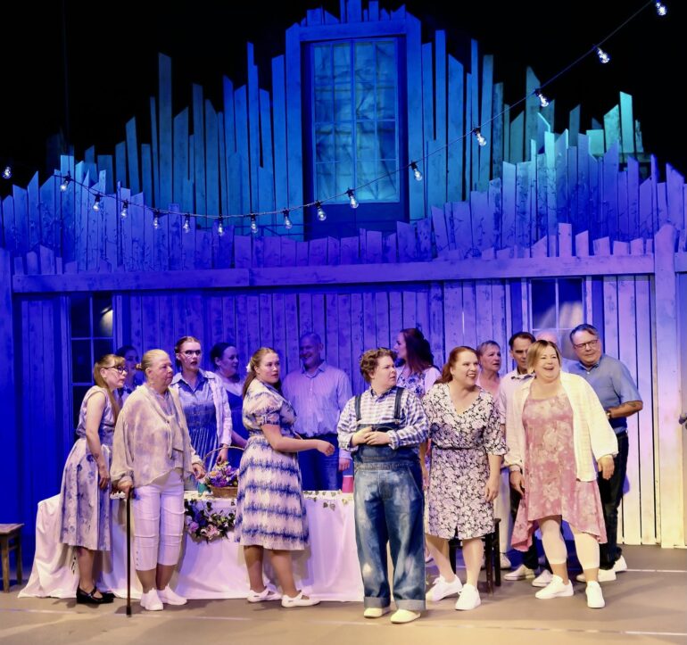 Kuorolaisten juhannusjuhla (Etu vas: Ninni, Mervi, Noora, Kide, Anne, Riikka. Taka vas: Sanna, Lotta, Saara, Jarno, Sanni, Ulla Lehtelä, Janne, Timo, Seppo)