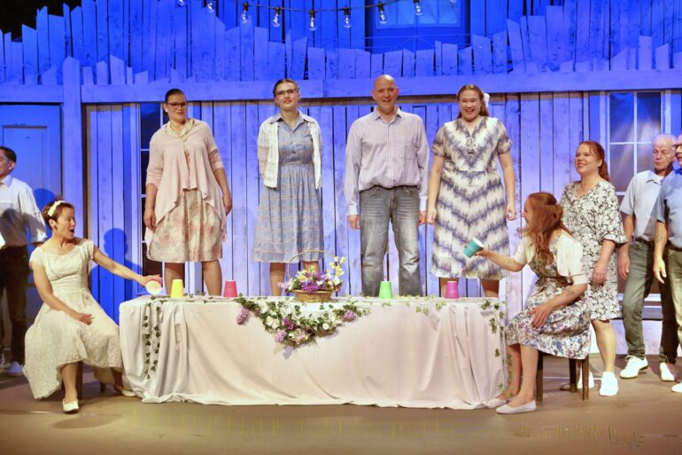 Kuorolaisten juhannusjuhla (Leena Reinman, Laura Lavikainen, Jarno Brännfors, Noora Tukiainen, Sanni Saari, Anne Palin, Timo Taipale)