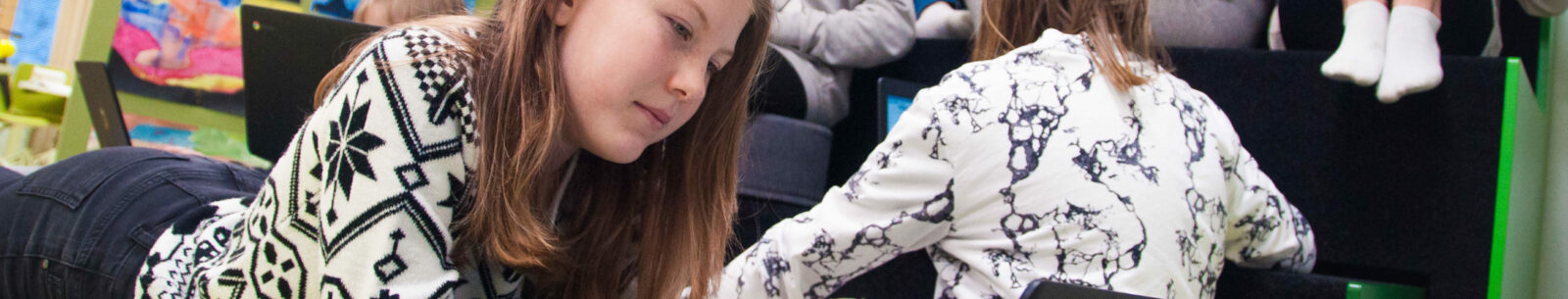 Lapsia opiskelemassa