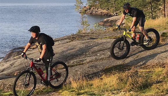 Kaksi maastopyöräilijää