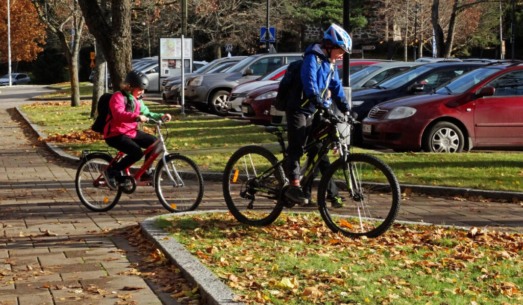 Kaksi lasta pyöräilee