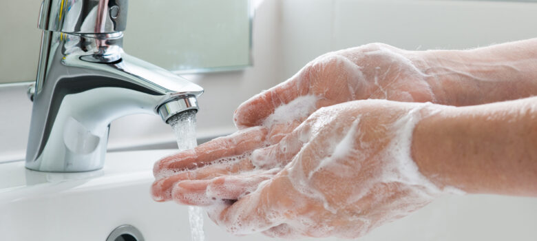kädet saippuassa
