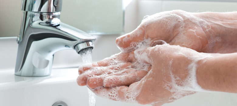 kädet saippuassa