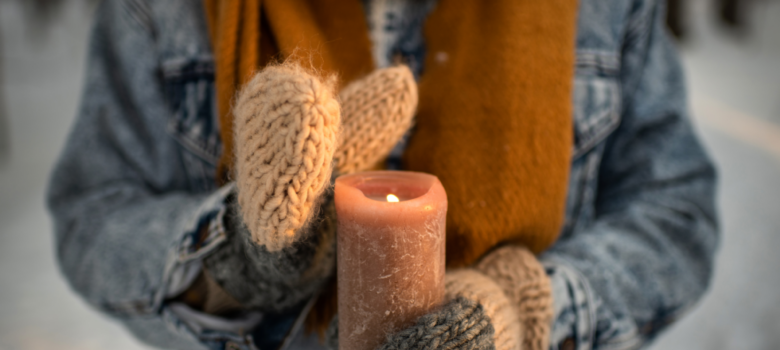 Joku pitelee käsissään palavaa kynttilää. Kuva Laura Karlin / WWF.