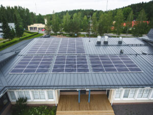 Ilmakuvassa aurinkopaneelit Pusulan koulun katolla