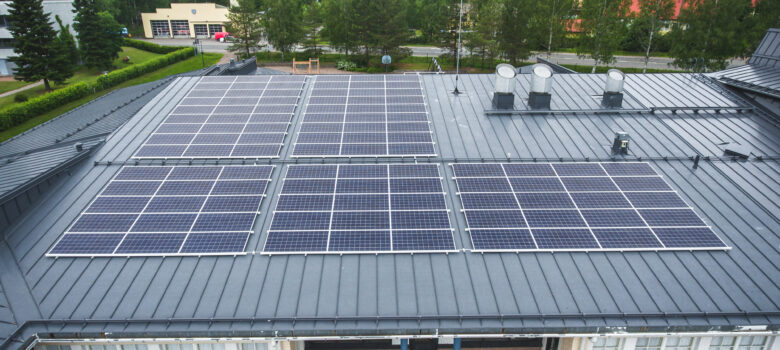 Ilmakuvassa aurinkopaneelit Pusulan koulun katolla