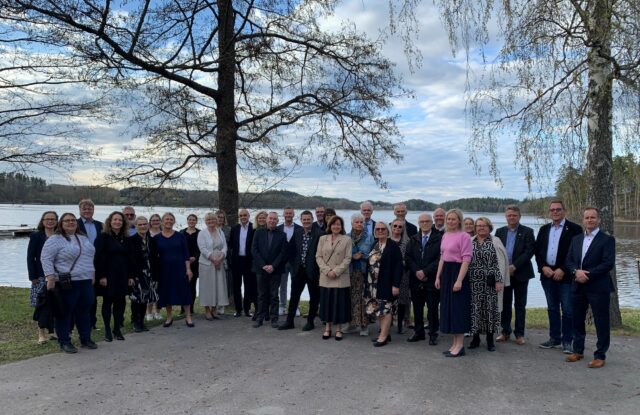 Ystävyyskuntavierailijoiden yhteiskuva Lohjan kaupungin edustajien kanssa rantamaiseman edustalla