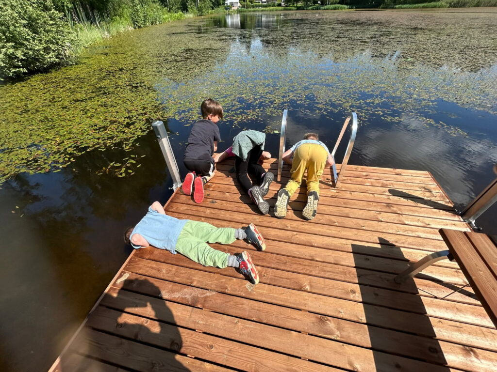 Lapset Lempolan oleskelulaiturilla.