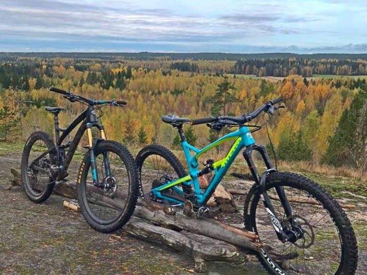 Kaksi maastopyörää