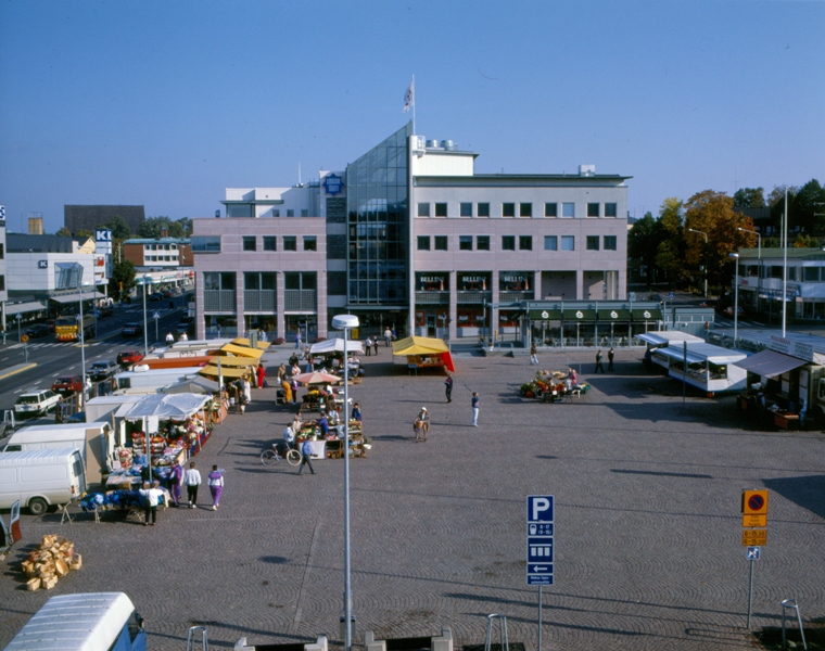Etualalla on kivetty Lohjan tori ja myyntikojuja. Taustalla kohoaa kauppakeskus Lohjan tähti.