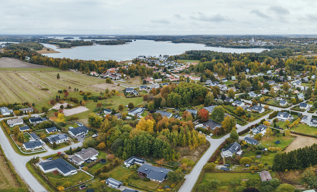 Ilmakuvaa maastosta, jossa teitä, peltoja, metsää ja asutusta