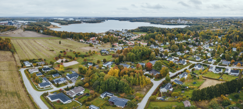 Ilmakuvaa maastosta, jossa teitä, peltoja, metsää ja asutusta