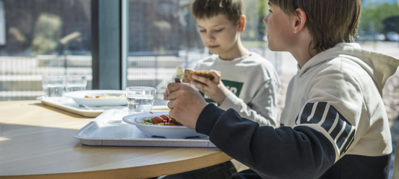 Kuvassa koululaiset syövtä lounasta.